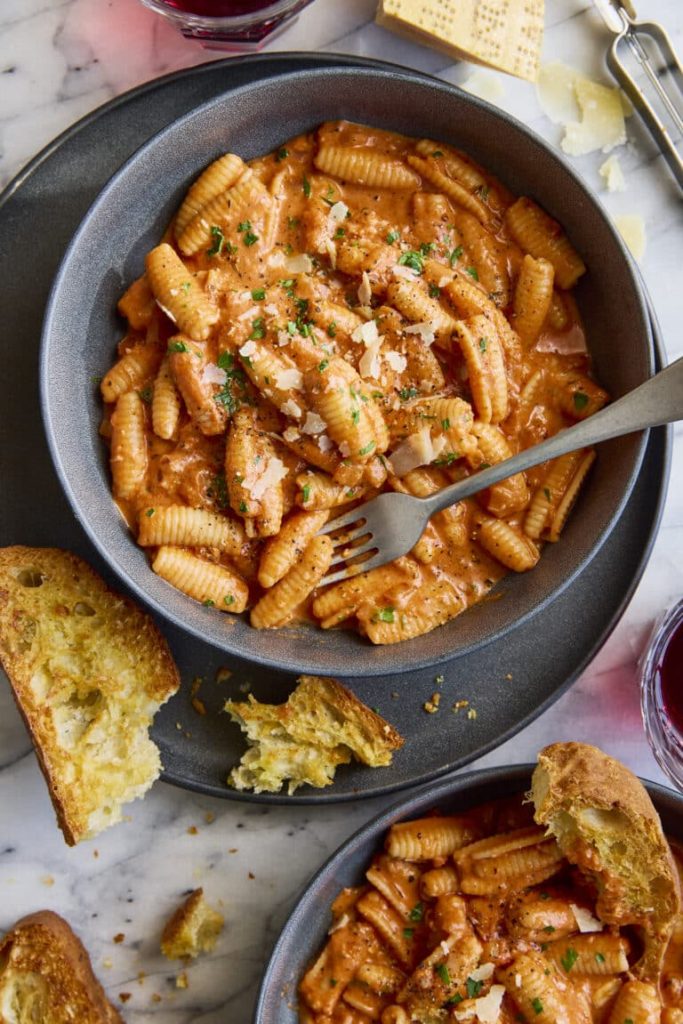 Quick pasta with tomato cream sauce